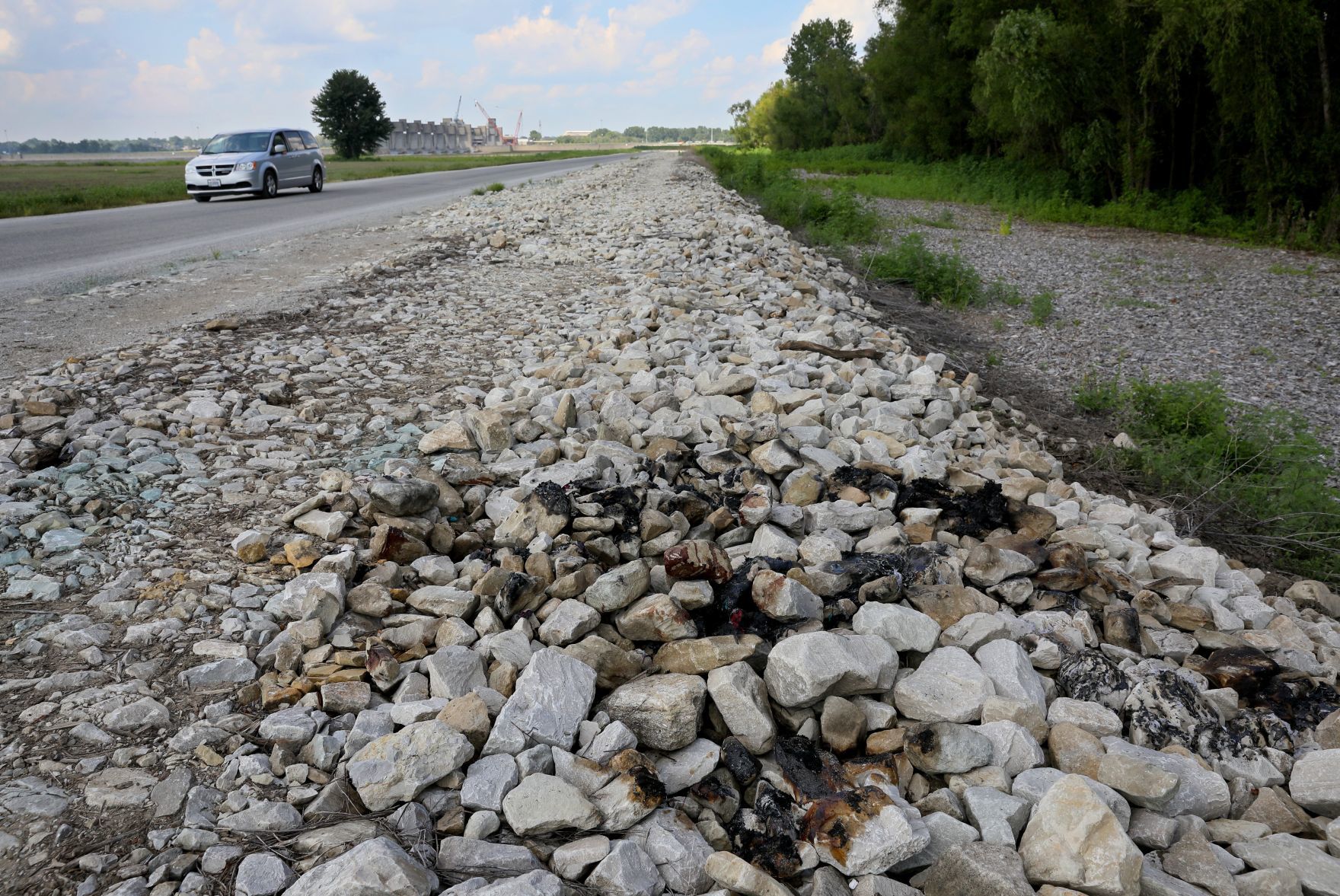 Burned body found on side of road in West Alton